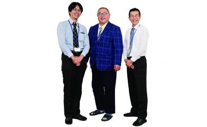 代表取締役社長 田中 憲治さん(中)、生産管理本部 本部長 山田 晃之さん(左)、製造部リーダー 大坪 真也さん(右)画像